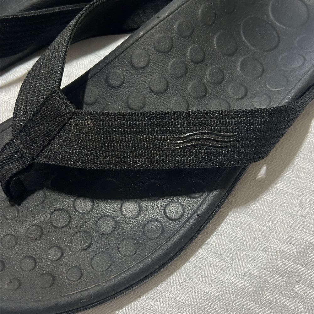 Vionic Wave 44 Black Flip-Flops 7 / 8 - Picture 5 of 15